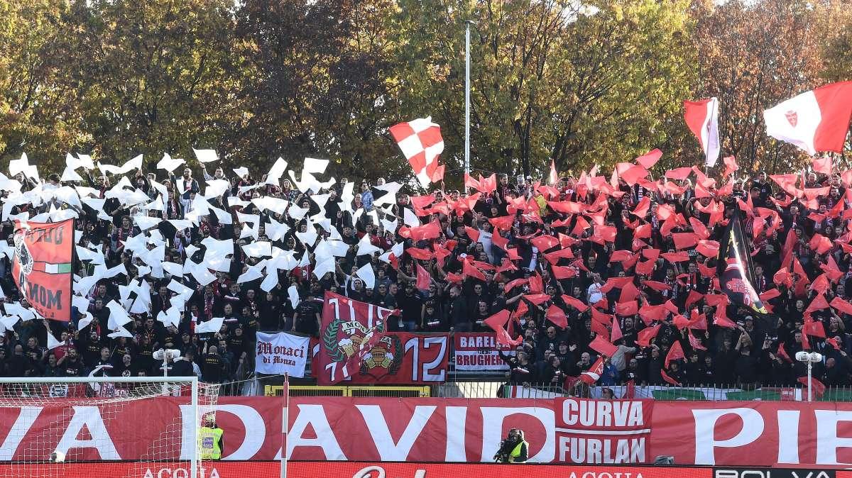 La carica della Curva in vista della trasferta di Milano
