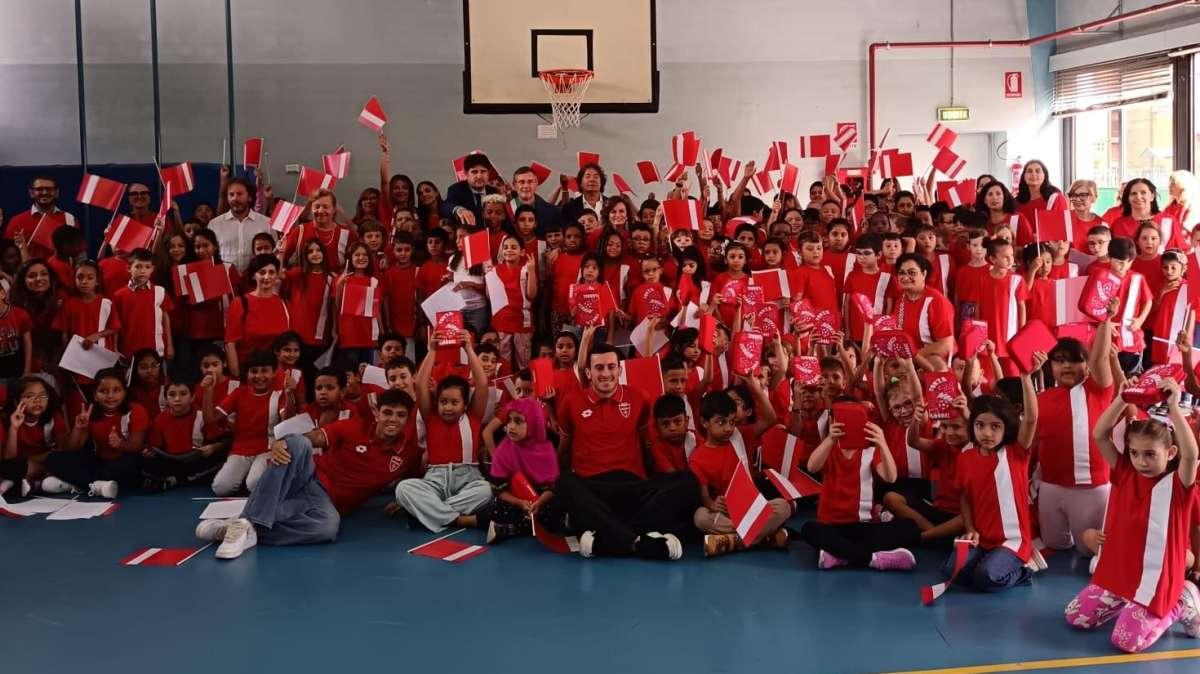 Birindelli e Vignato special guests alla scuola "Iqbal Masih": Astucci per i nuovi alunni 