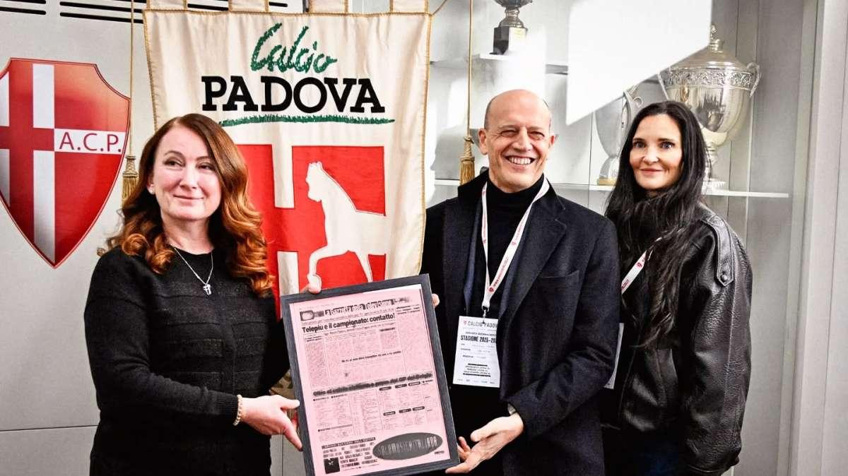 Prima della partita, un dono particolare del Monza per il compleanno del Padova