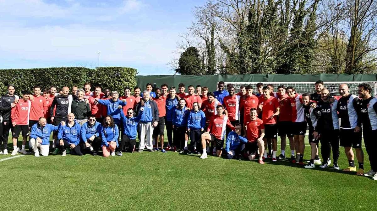 A sorpresa i ragazzi dell'associazione "Il Veliero" al Monzello con la squadra