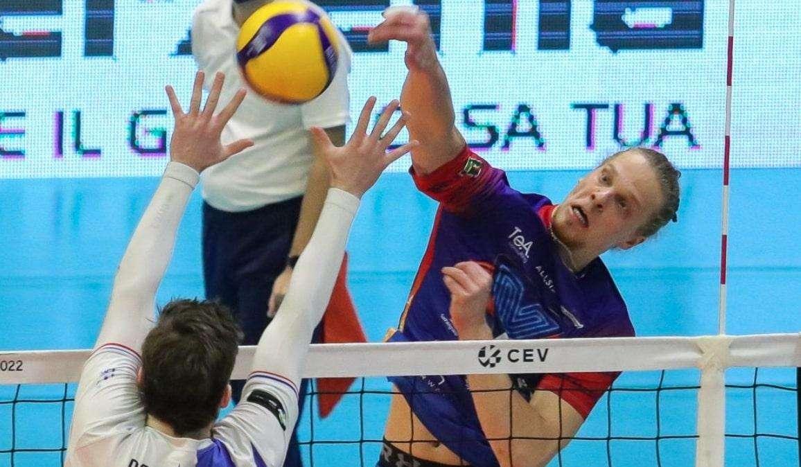 La Vero Volley a Tours per sollevare il trofeo: forza ragazzi!