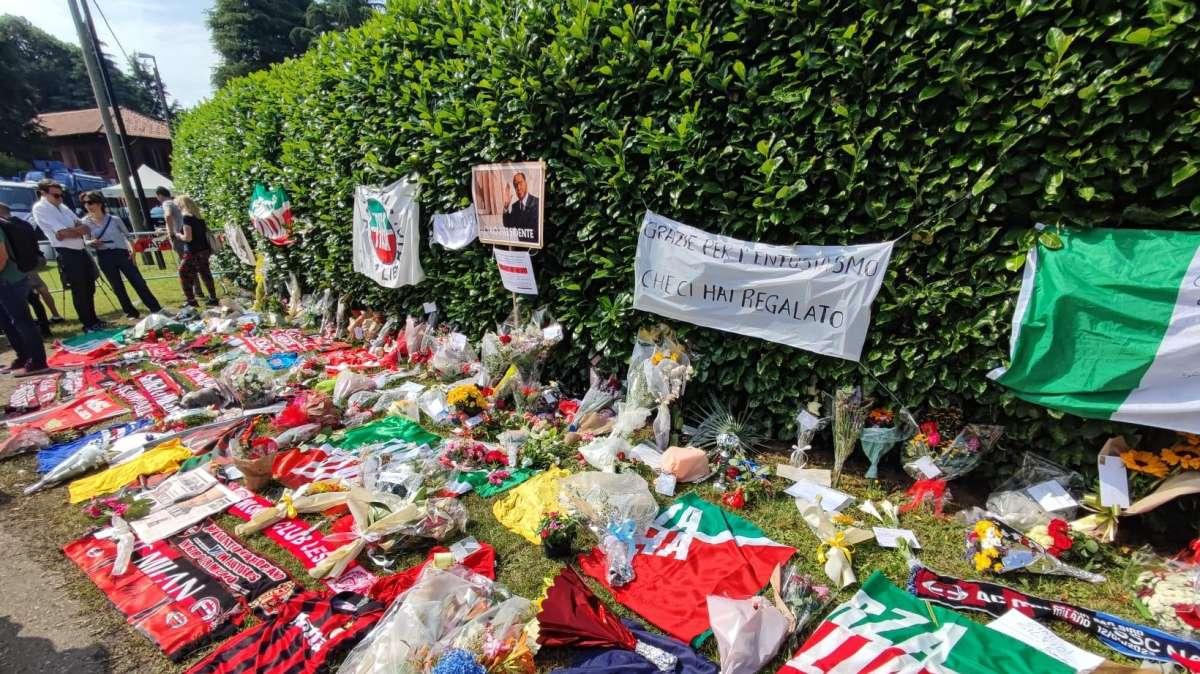 FOTO e VIDEO - Ad Arcore un fiume di affetto per l'ultimo saluto a Berlusconi