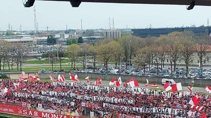 Lo spettacolo della Pieri: ecco lo striscione esposto contro il Napoli