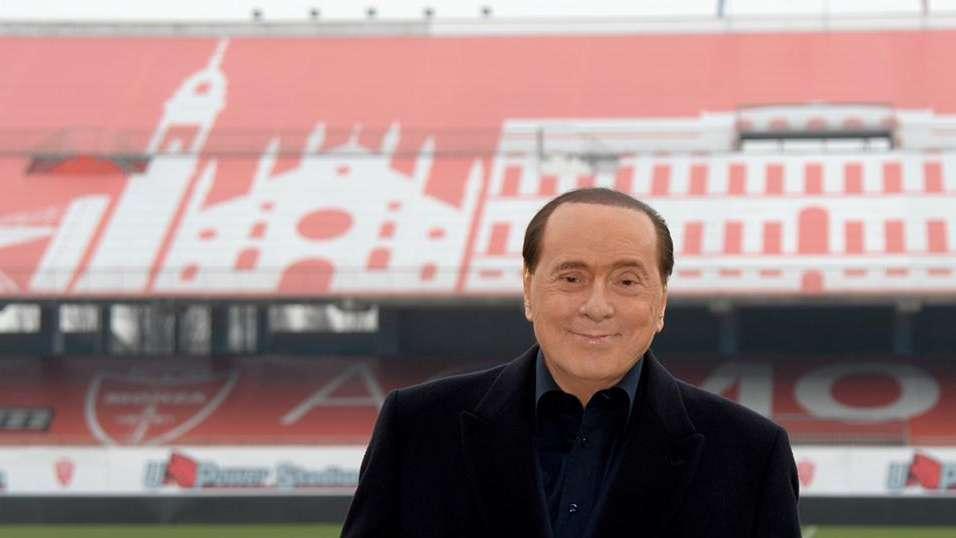 La carica di Berlusconi prima della partita: ora la squadra attende il ritorno di Galliani