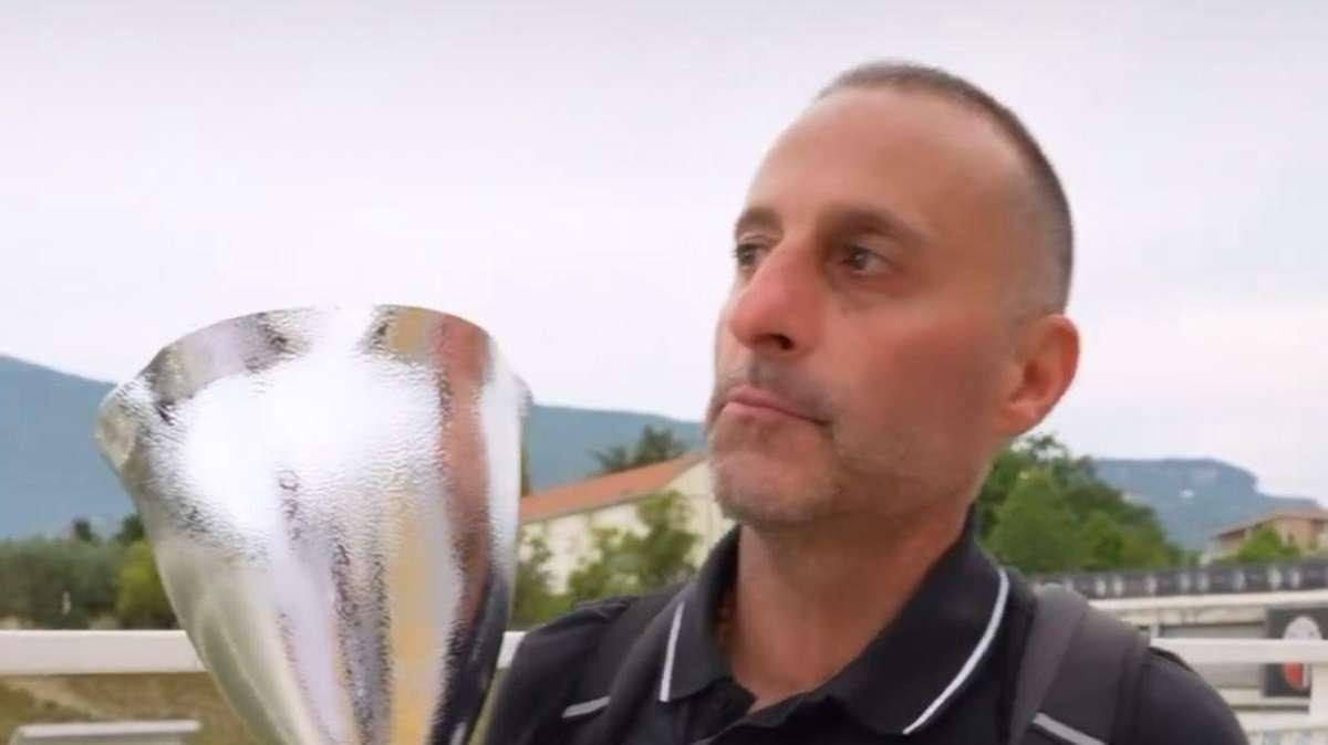 Mister Lupi con la Coppa 