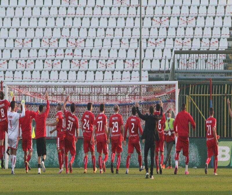 A fine partita Monza sotto la curva per celebrare simbolicamente coi tifosi