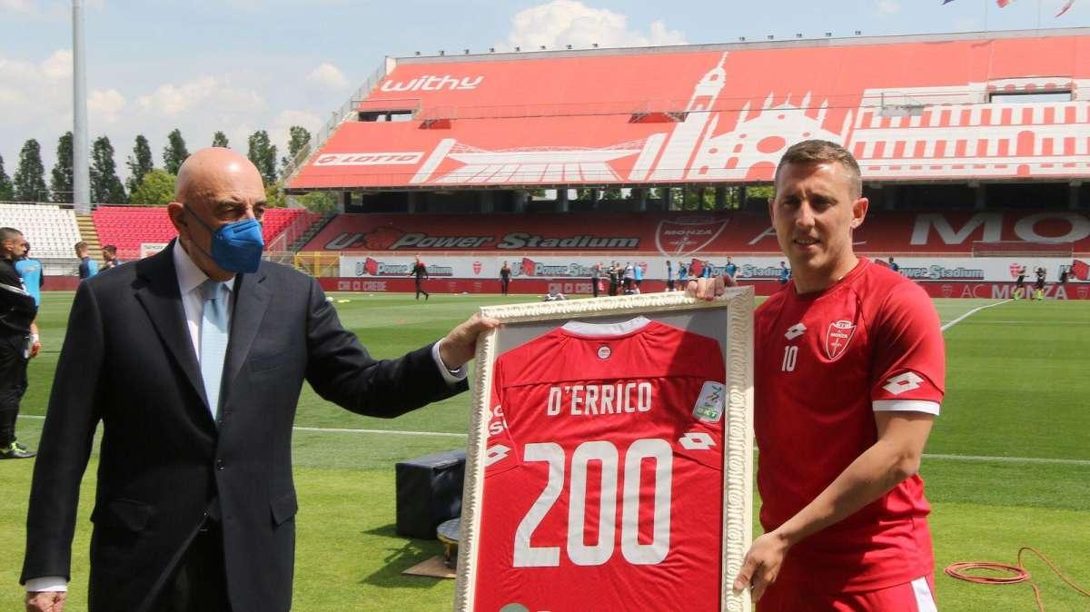 Galliani premia D'Errico per le 200 presenze con il Monza