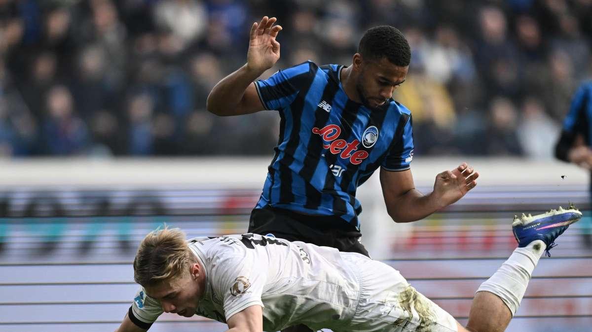 Atalanta, Hien in conferenza: "Hojlund mi ha tenuto il braccio ed ero avanti, era fallo"