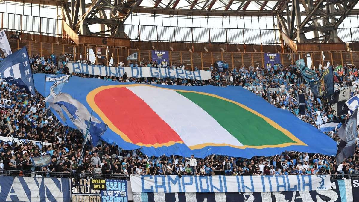 FOTO - Mega Scudetto capovolto in Curva B: "Bottino di guerra"