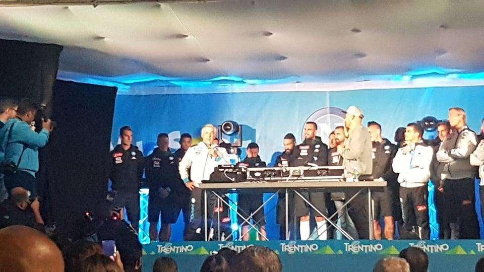VIDEO - "I migliori anni della nostra vita", Ancelotti-show sul palco: il mister canta pure senza base
