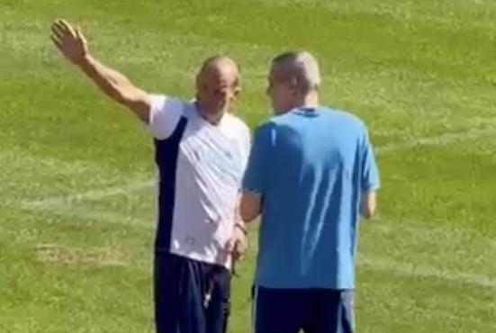 A Dimaro parte subito un coro per Allegri: l'allenatore saluta i tifosi da bordocampo