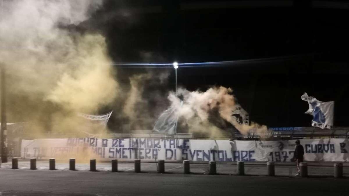 FOTO&VIDEO - Compleanno Diego, l'omaggio della Curva B: "Re immortale!"