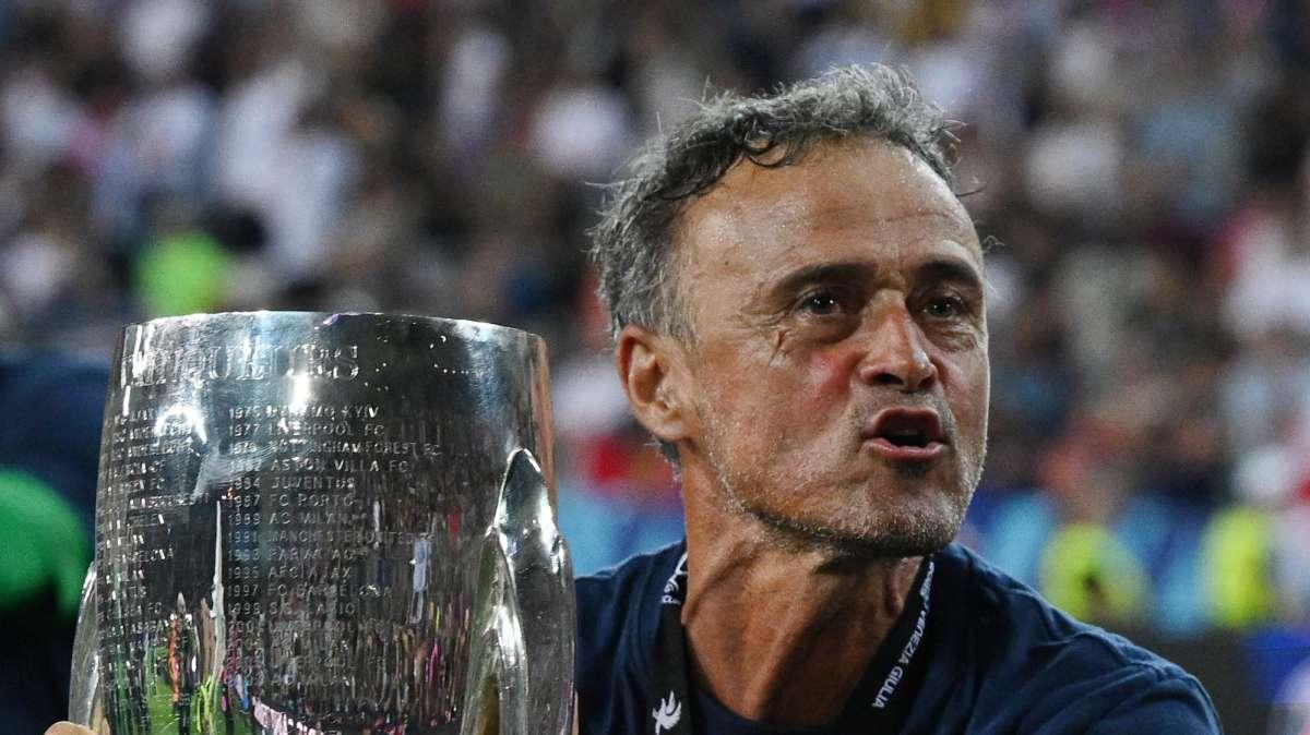 L'ultima trovata di Luis Enrique al PSG: va in tribuna e non in panchina, spiegato il motivo