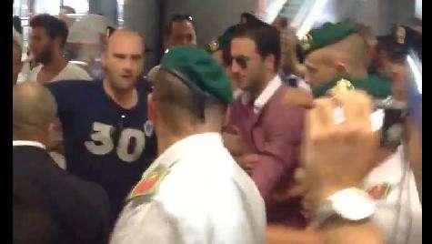 VIDEO - Incredibile accoglienza per Higuain, napoletani scatenati a Fiumicino! E partono i cori...