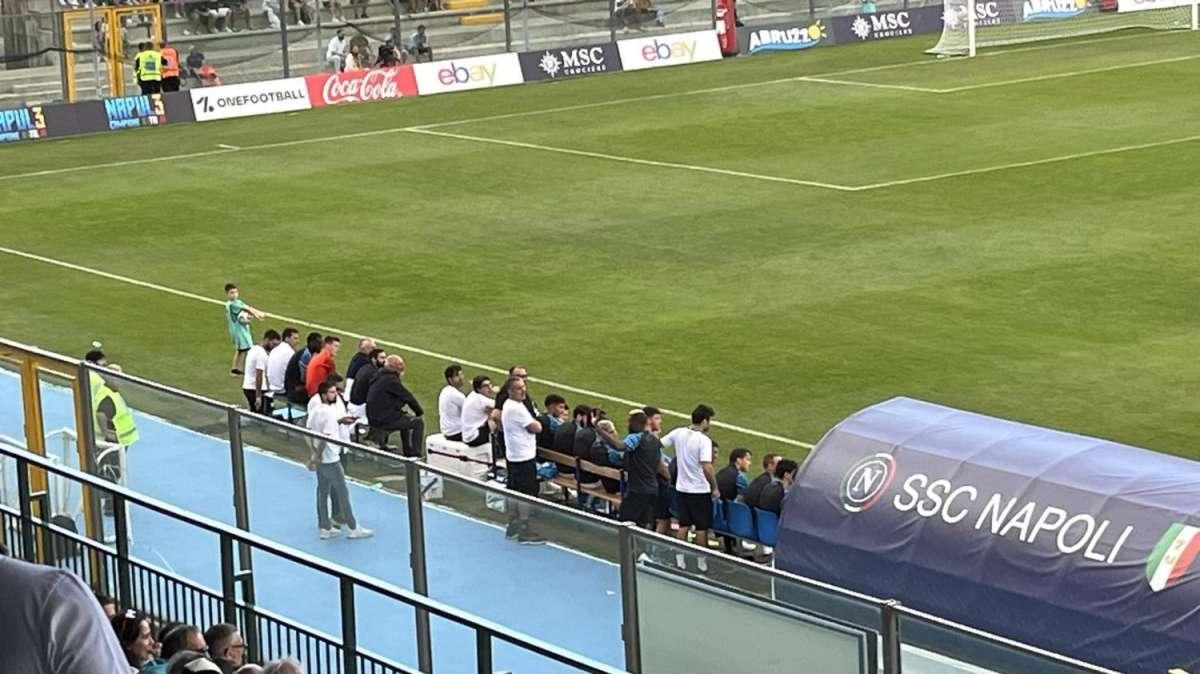 FOTO TN - Out per affaticamento, Osimhen guarda l'amichevole a bordo campo