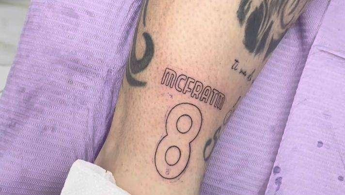 Incredibile a Napoli, un tifoso si tatua McFratm: “Ora manca solo la firma di Scott…” 