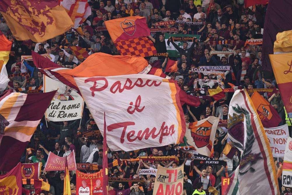 UFFICIALE - Giudice Sportivo multa di 10mila euro il Napoli: "Lanciato bengala nel settore romanista"