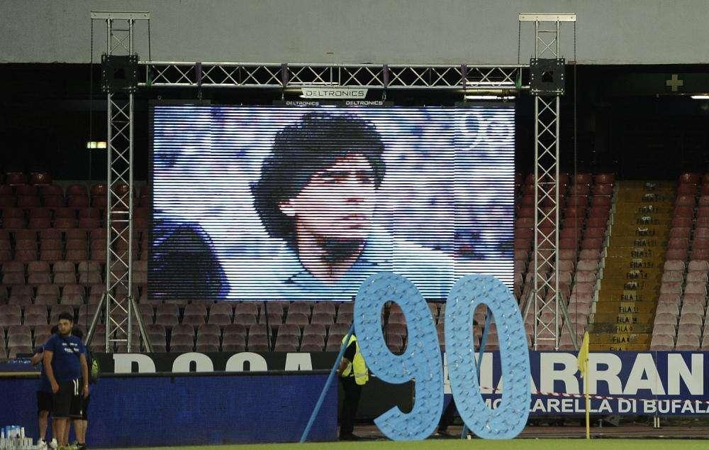 FOTO - Delirio a Rosario per Maradona: un trono al posto della panchina e gigantografia in curva