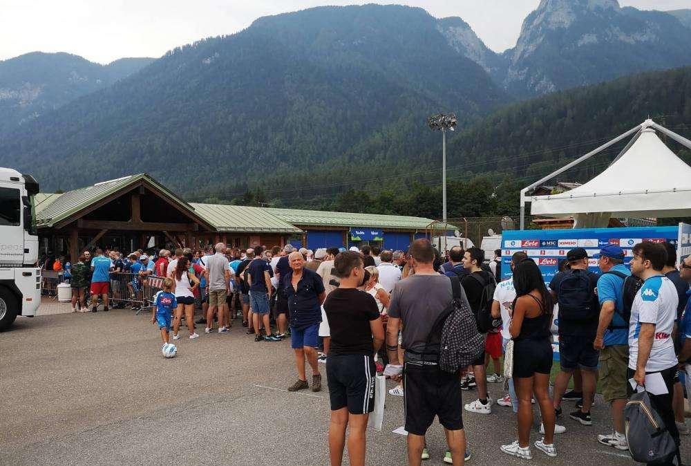 FOTO TN - File chilometriche per la Cremonese: centinaia di tifosi in attesa di entrare