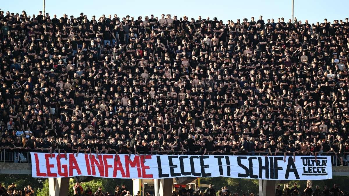 Disordini tra tifosi Napoli e Polizia a Lecce: a forte rischio la trasferta di Parma