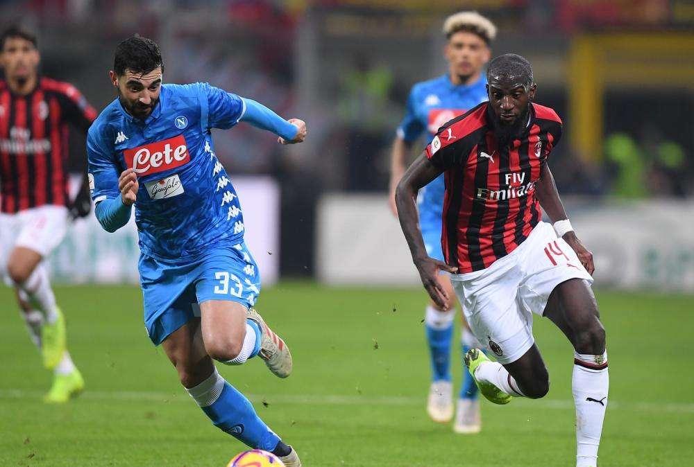 Un laser disturba i giocatori del Napoli: lo speaker 'minaccia' la sospensione della partita