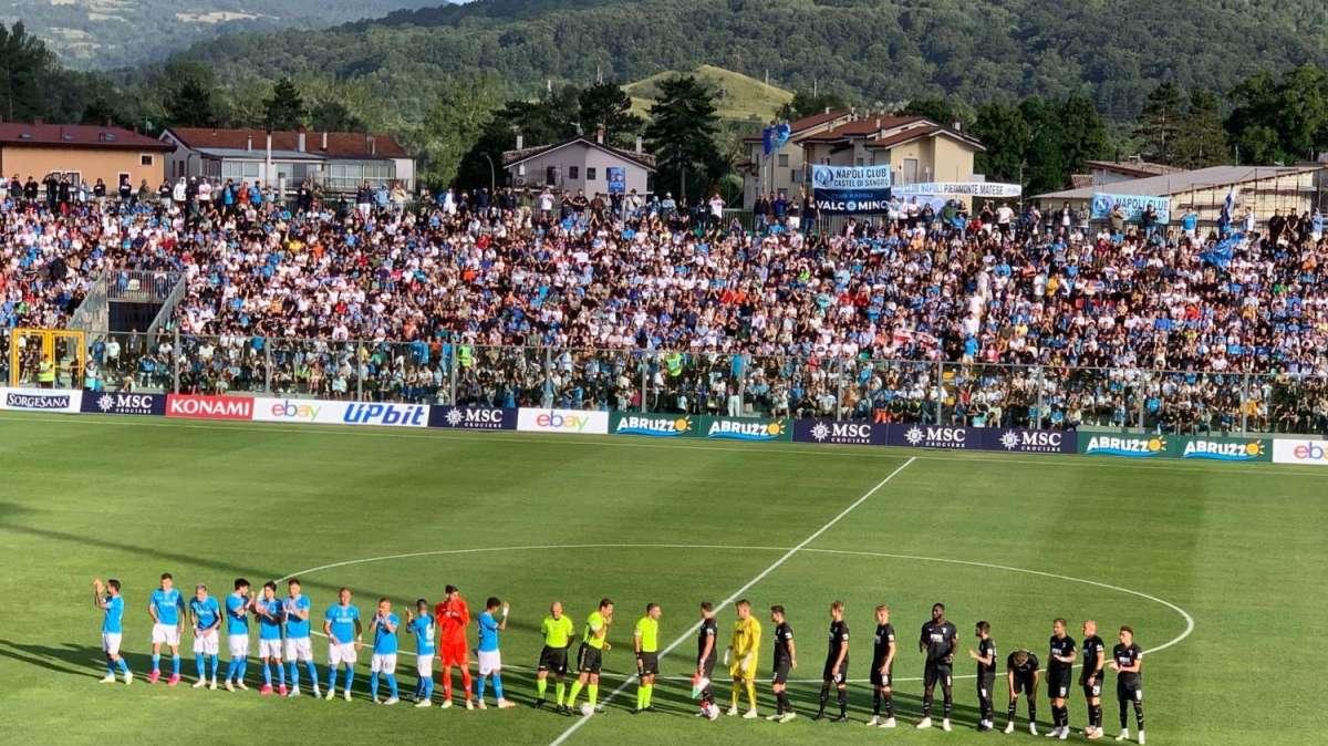 Napoli più brillante, ma ancora sullo 0-0 con l'Augsburg: tante palle gol sprecate