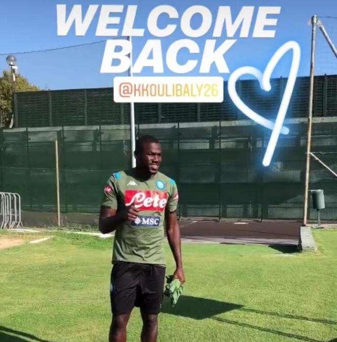 VIDEO - "Welcome back!", il Napoli accoglie Koulibaly in campo per il primo allenamento