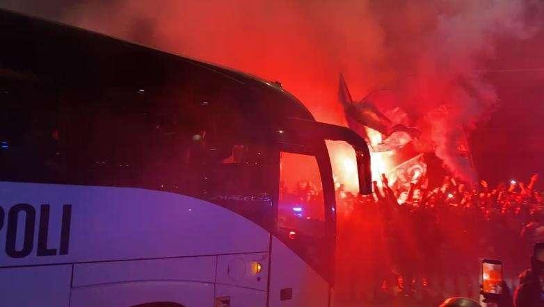 Delirio a Capodichino: migliaia di tifosi salutano l'arrivo del bus azzurro