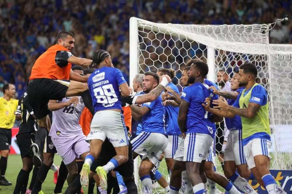 Incredibile in Brasile: 23 espulsi dopo una maxi-rissa in campo
