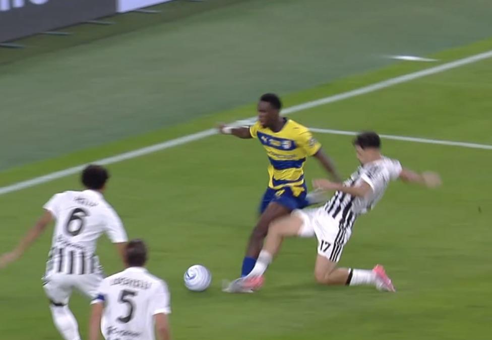 Polemiche in Juve-Parma: Alajbegovic falcia Keita in area, VAR non interviene