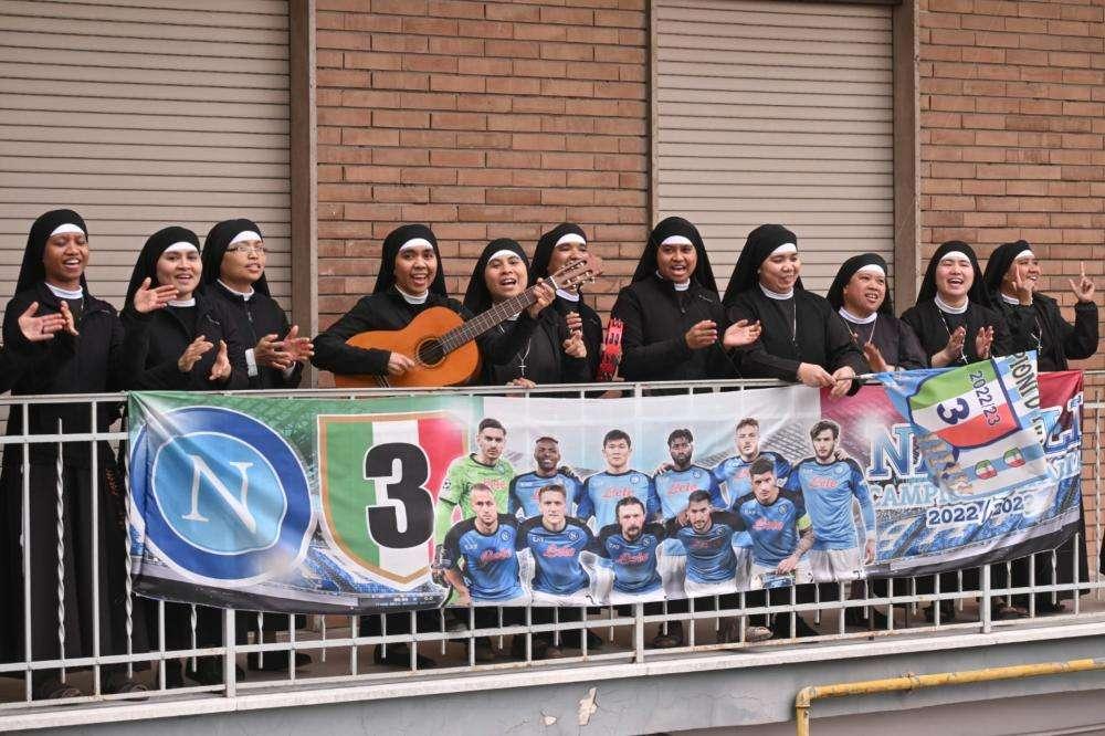 Festa scudetto tra le suore: a Casoria ci sono le 'sisters act' del Napoli