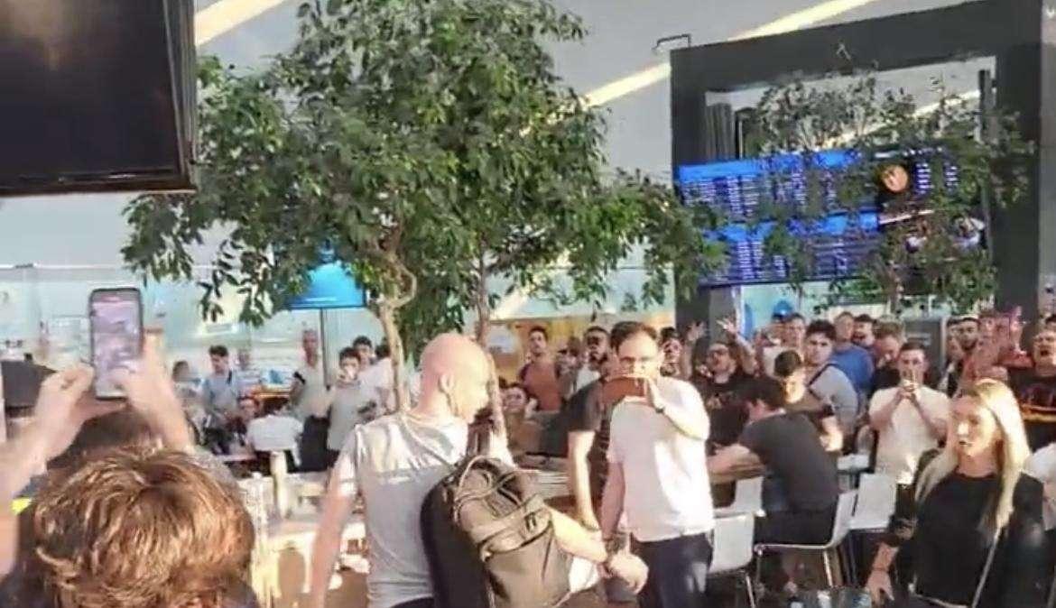 VIDEO - Clamoroso all'aeroporto di Budapest: arbitro Taylor aggredito da tifosi romanisti