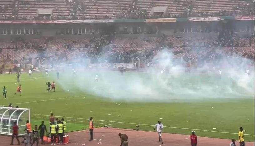 VIDEO - Nigeria, folle invasione dei tifosi dopo la mancata qualificazione: la polizia usa il gas lacrimogeno