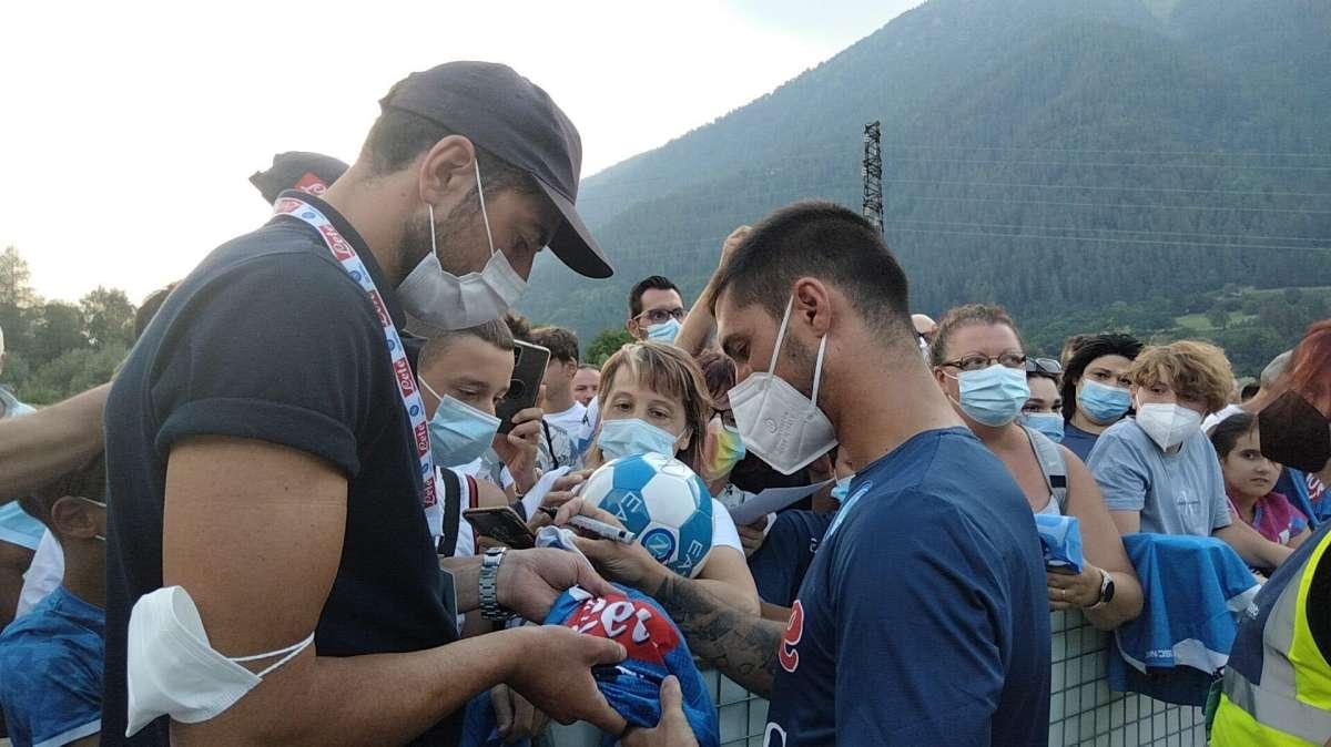 FOTO - Politano tra i tifosi: bagno di folla durante la sessione di autografi e selfie 