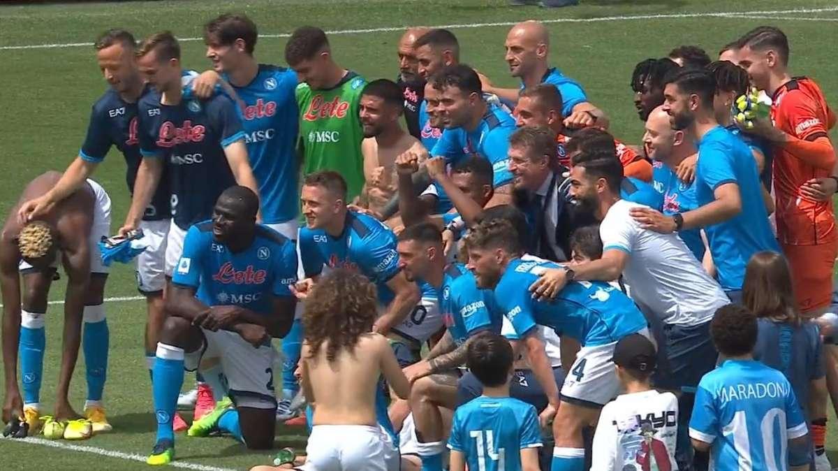 FOTO - Lo scatto ricordo da La Spezia: il Napoli festeggia il terzo posto