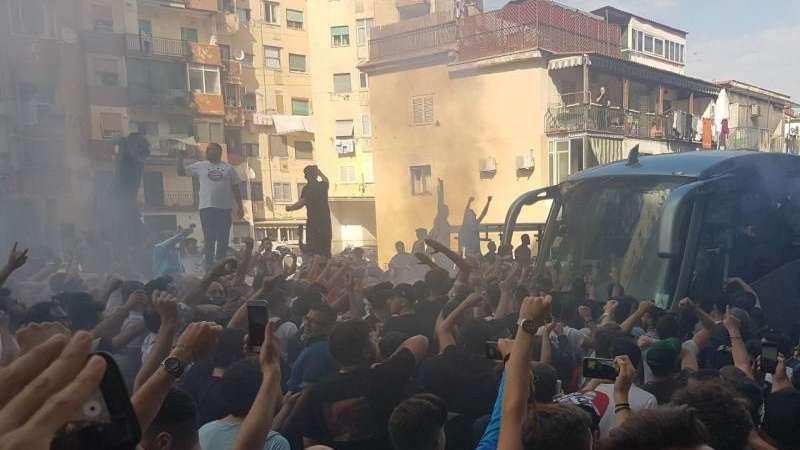 RILEGGI LIVE - Vigilia da brividi! Che entusiasmo con 3mila tifosi al San Paolo e 2mila a Capodichino 