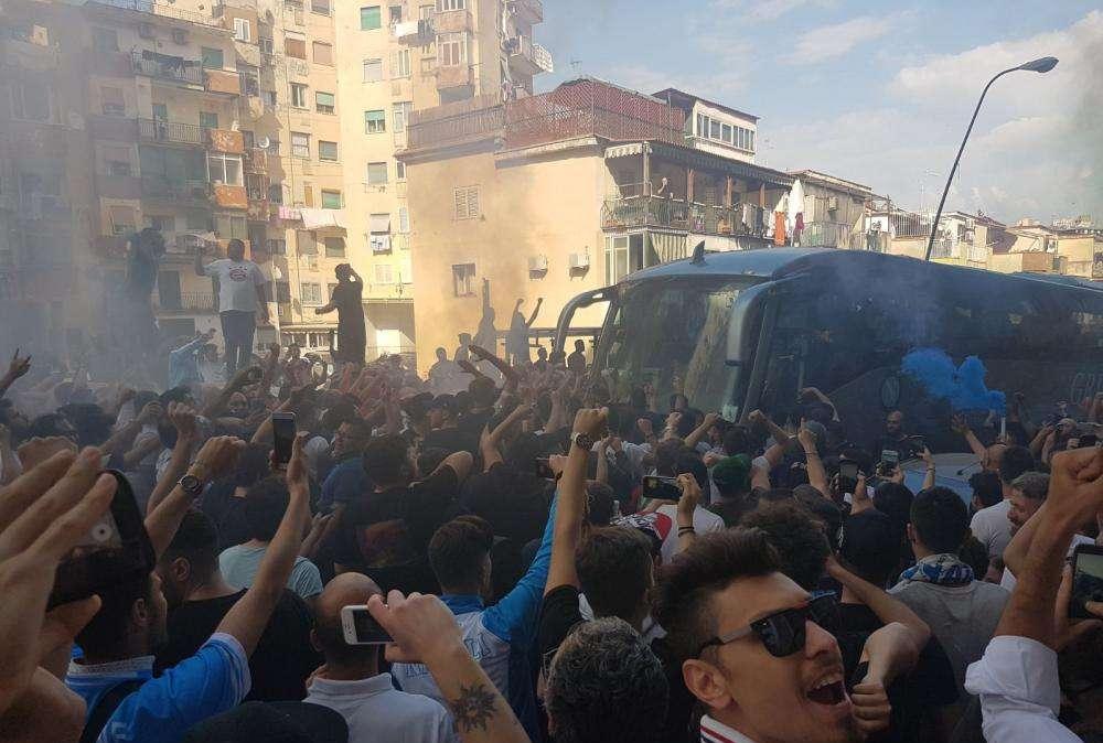 VIDEOGALLERY - Carica da brividi con 3mila tifosi al San Paolo: cori Scudetto, anti-Juve e l'urlo "massacrateli!"