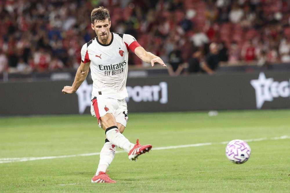 Milan, trauma al ginocchio per Gabbia ma escluse lesioni: per il Napoli è dura