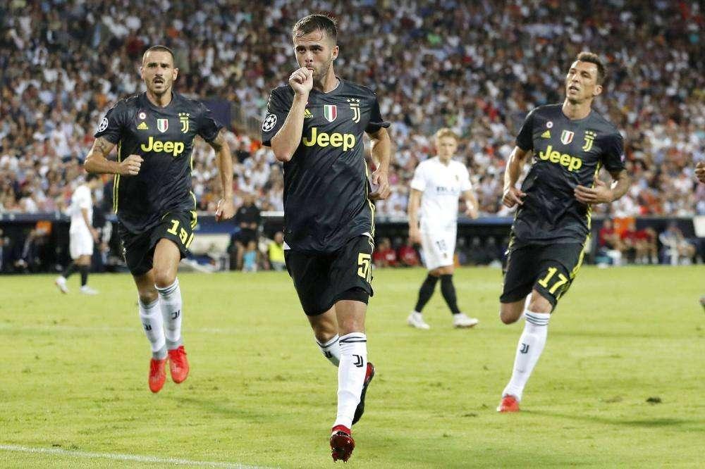 Champions League, risultati e marcatori: due rigori di Pjanic trascinano la Juve senza CR7, la Roma ne prende 3 a Madrid