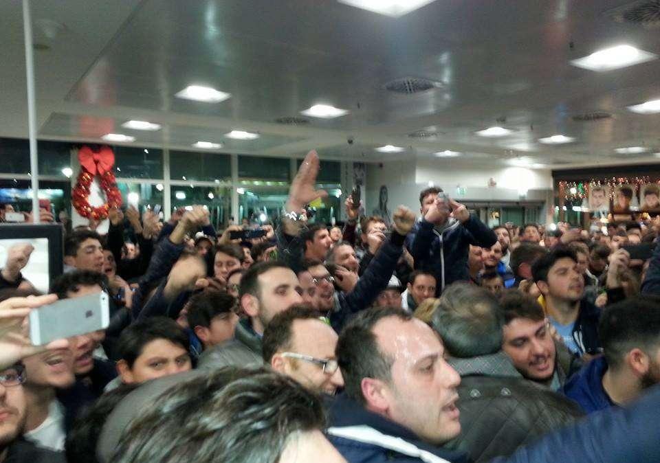 FOTOGALLERY TN - Caos a Capodichino: passeggeri bloccati per l'arrivo di Gabbiadini