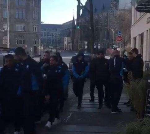 VIDEO - Nessun problema per Mertens, il giocatore in gruppo con i compagni verso il campo di allenamento