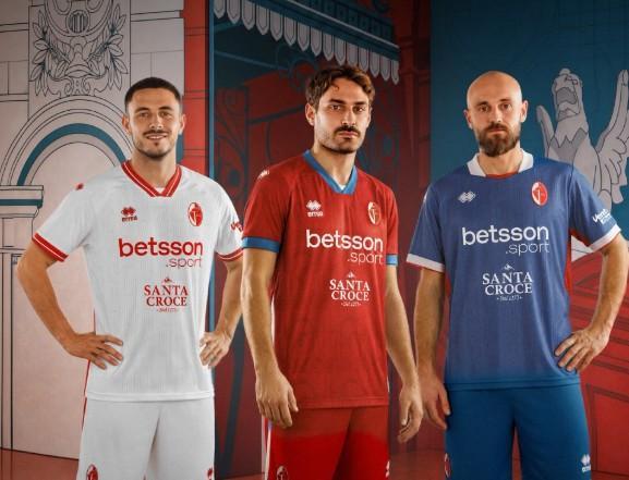 Polemiche a Bari: "Le maglie sono identiche a quelle del Napoli"