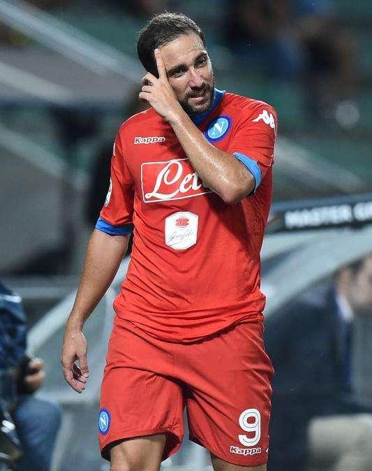 Gazzetta: "Sarri fischiato dai napoletani al cambio di Higuain: perchè Gonzalo e Gabbiadini non possono giocare insieme?"