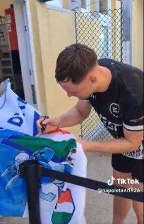 Beukema si sente già 'napoletano': autografo su una bandiera azzurra, immagini virali