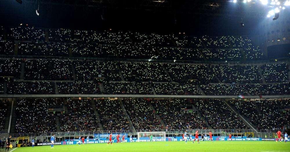 Vergogna razzista a San Siro: cori come "Vesuvio lavali col fuoco" e "Colerosi" accolgono il Napoli