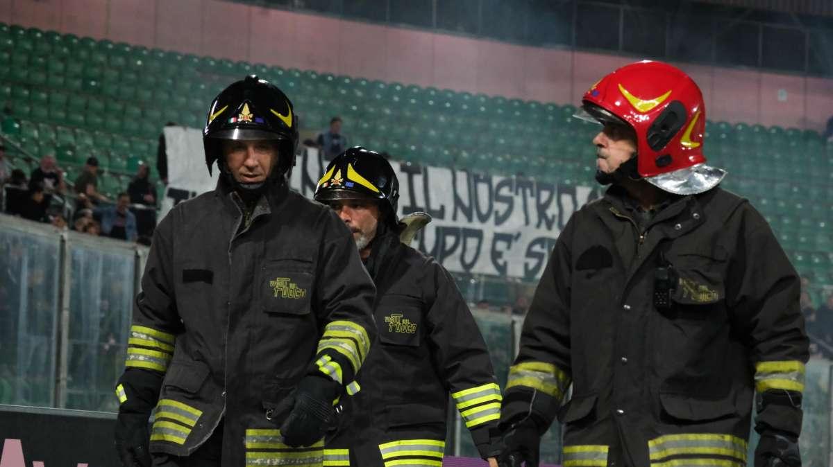 Crollo in zona Arenaccia: muro di contenimento cede e travolge quattro auto, nessun ferito