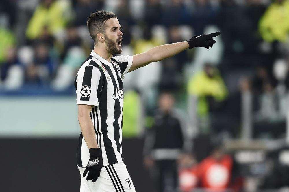 Juve, Pjanic sull'eliminazione del Napoli: "Peccato, potevano giocarsela fino alla fine. Noi proviamo a vincere tutto"
