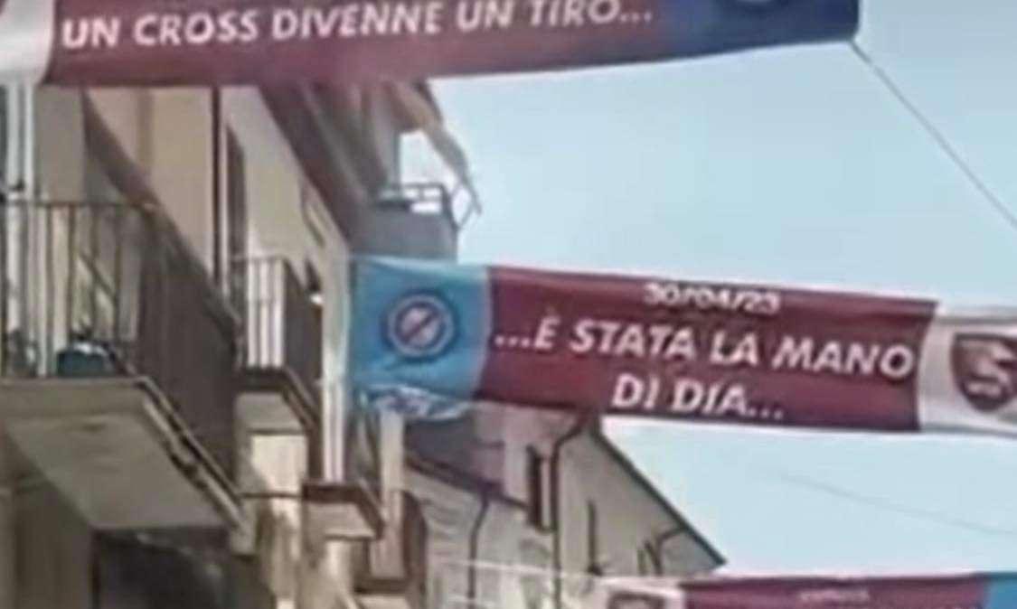 FOTO - “E’ stata la mano di Dia”, a Salerno il gol contro il Napoli diventa striscione