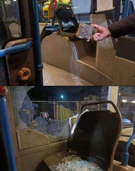 FOTO - Sampietrini contro i bus dei tifosi dell'Eintracht