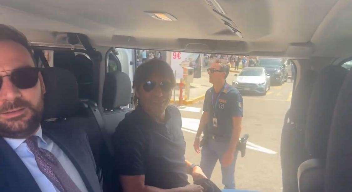 Sky - Conte è a Napoli! E' arrivato col ds Manna, c'è anche Oriali: "Sono molto entusiasta"